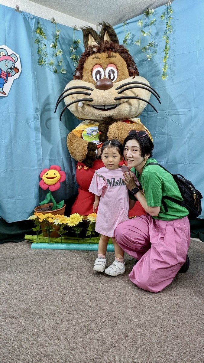 chikadidas99's tweet photo. 大好きな「にこにこぷん」の世界を堪能♡
私の幸せな記憶にはいつもこの3人がいたなぁ…本当に大好き。
じゃじゃまるがお出迎えしてくれたよ♬
娘も喜んで目をキラキラさせてました✨
推しは、ぴっころだそう🐧🎀
#にこにこぷん
#スタジオじゃぴぽ 
 #じゃぴぽのおみせやさん https://t.co/nvc2nnjoIj