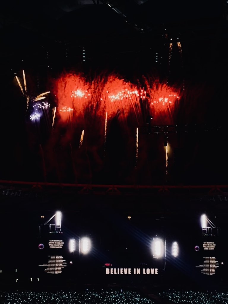 fuckallofyou02's tweet photo. il concerto dei coldplay è qualcosa di magico #ColdplayRome https://t.co/HWxXnq1Meb