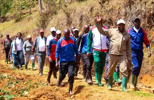DieudonnNd8737's tweet photo. Ndatahije babandi ndababaza ko uyu #Murongo bawubonye?#Kizigenza Imbere natwe abenegihugu inyuma, #Umurongo mw'iterambere ukaba urabonetse.Twigire ku #kivi dushigikize ibikorwa #Sebarundi🇧🇮 @GeneralNeva maze tugende twese tugana ya Mbonakazoza y'Uburundi 🇧🇮 #CarvaneInkebuzo https://t.co/DM2xRKODXZ