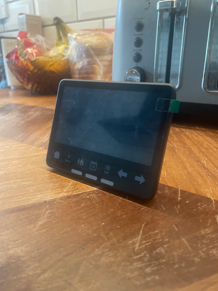 SwishSwish_Bish's tweet photo. @ScottishPower @SP_EnergyPeople you’ve sent me 4 of these, none of them work properly. I can’t find any info online with what to do with them. Can I sent them back to you to be reprogrammed? https://t.co/TxviY3kxEA
