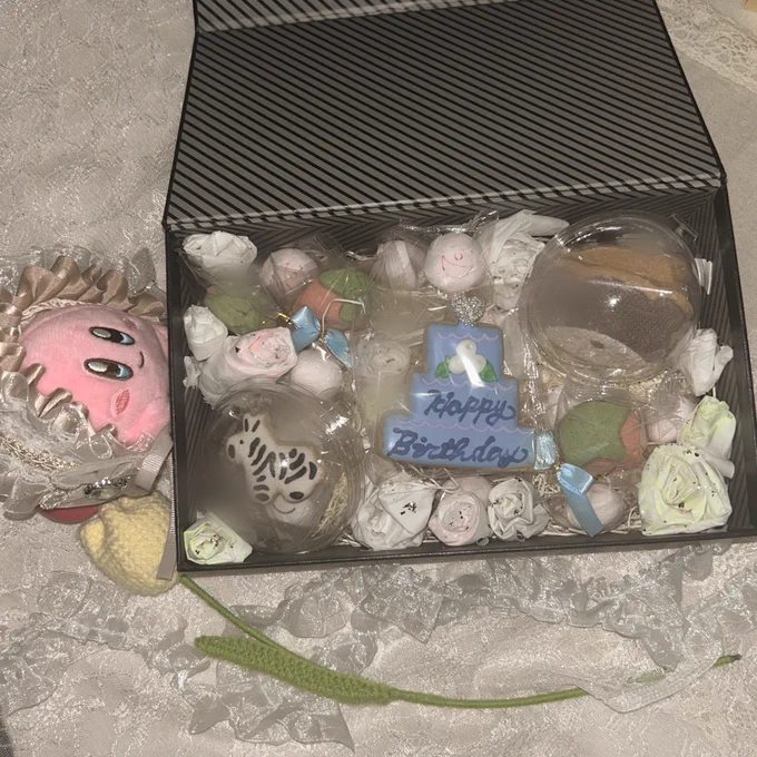 友達が誕生日にずっと欲しかったYSLのヘアミストをくれました..かわいいクッキーや写真はないのですがケーキなども頂いてとても幸せでした.. 