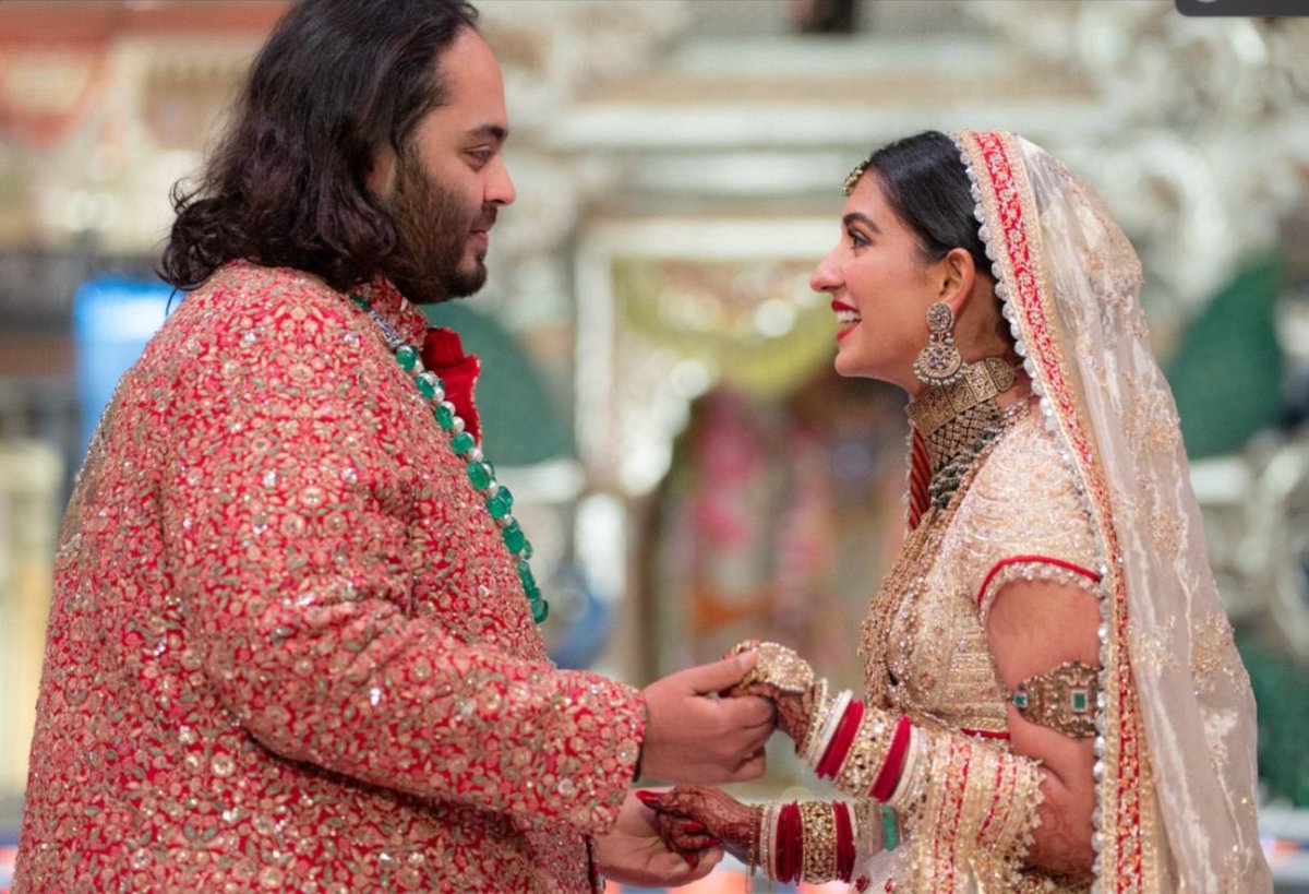 haribooper's tweet photo. Precious! ❤️

#RadhikaMerchant and #AnantAmbani at their wedding. https://t.co/hGJwUNY8BW