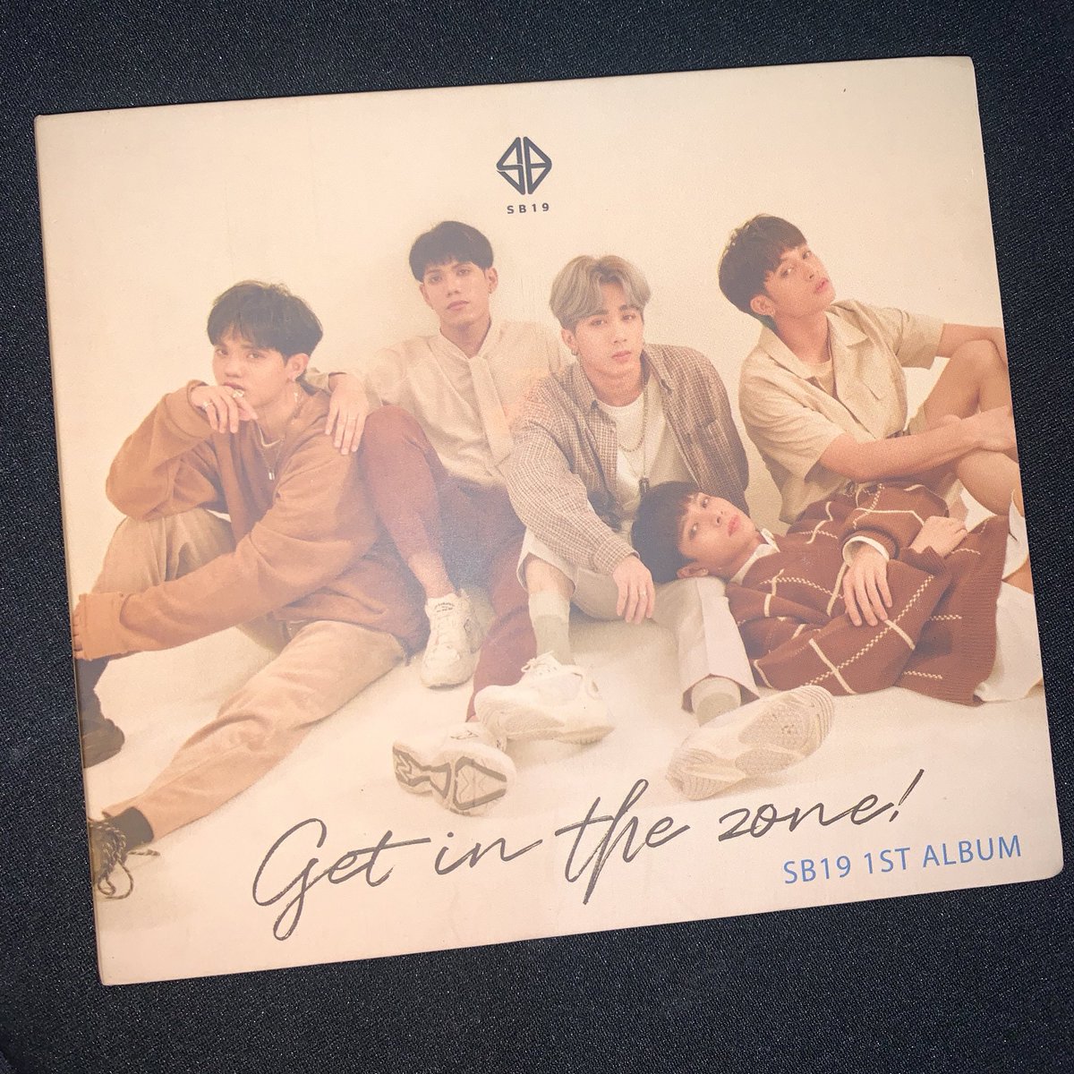jcsjdd's tweet photo. fs ❗️

— gitz offical album ₱800 
— sejun (era) official standee ₱100
— josh photobook (unofficial, galing sa fanbase) ₱200 

take all - ₱1000

check comment for other details 😁

rfs: need funds for college 🙏 https://t.co/SiX6adk4FB