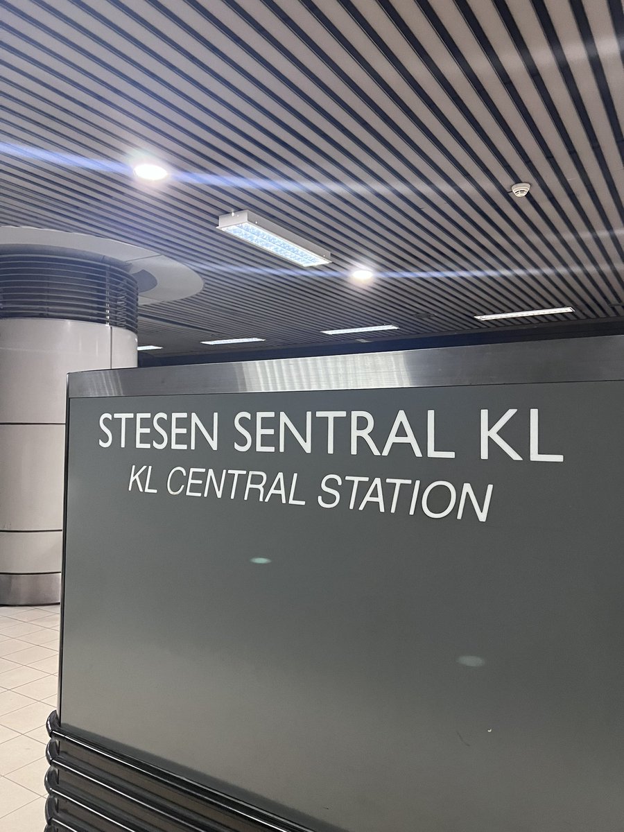 adriansyahyasin's tweet photo. Dari Kuala Lumpur ke Singapura naik Kereta Api hanya Rp200.000!

Beberapa kali mencoba rencana naik kereta KTM dari KL ke selatan akhirnya kesampaian

Sebetulnya bukan opsi tercepat, tapi bisa jadi alternatif ataupun jalur bagi teman-teman yang mau coba :)

Rutenya ada 3 KA

1. KA ETS dari KL Sentral ke Gemas (12.19 - 14.52) RM 33
2. KA Ekspres dari Gemas ke JB Sentral (15.20 - 19.45) RM 21
3. KA Shuttle Tebrau dari JB Sentral ke Woodlands Singapura (20.15 - 20.20) RM 5

Perjalanan 8 jam memang lebih lambat dari bus, tapi boleh dicuba :)