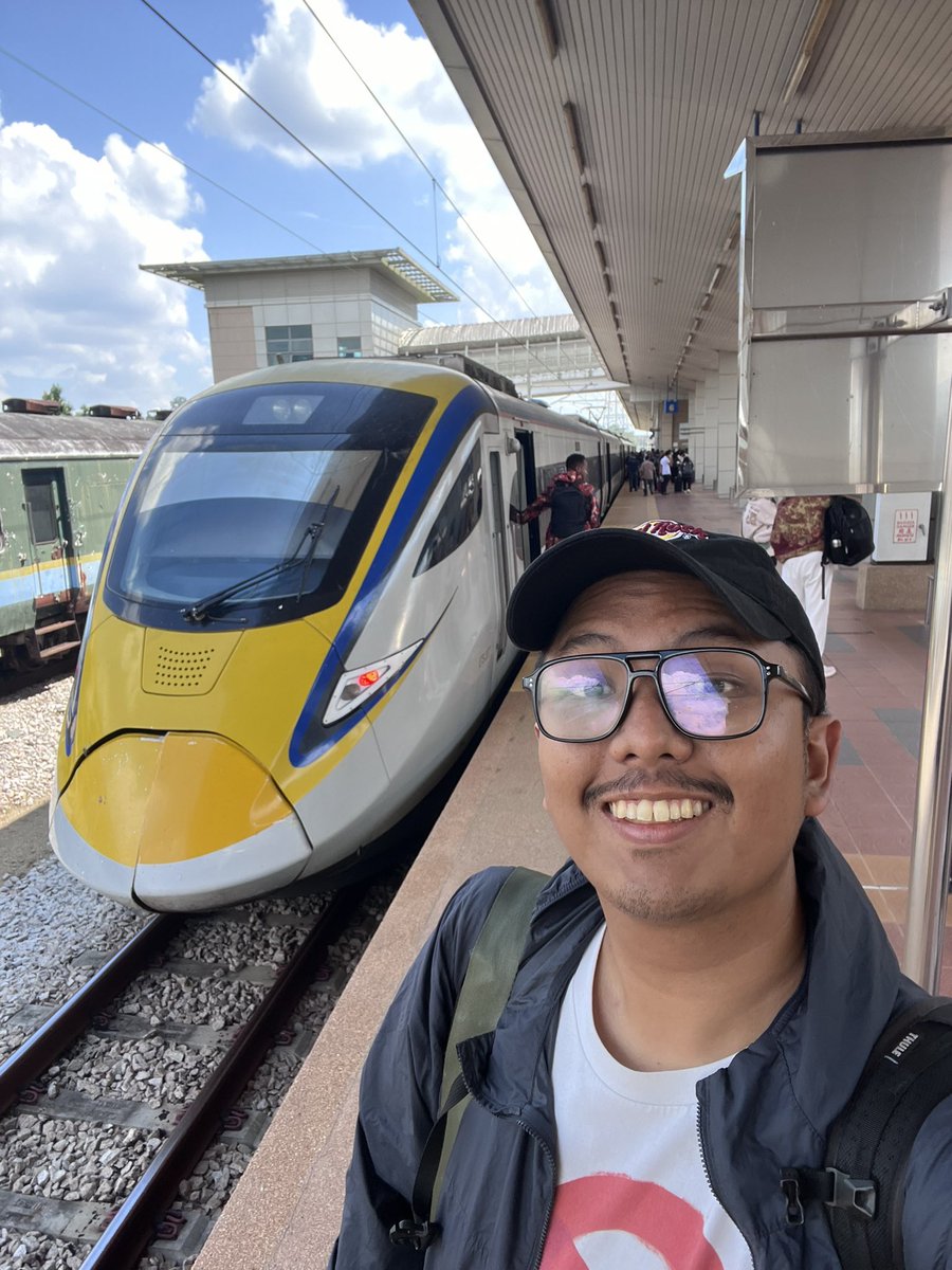 adriansyahyasin's tweet photo. Dari Kuala Lumpur ke Singapura naik Kereta Api hanya Rp200.000!

Beberapa kali mencoba rencana naik kereta KTM dari KL ke selatan akhirnya kesampaian

Sebetulnya bukan opsi tercepat, tapi bisa jadi alternatif ataupun jalur bagi teman-teman yang mau coba :)

Rutenya ada 3 KA

1. KA ETS dari KL Sentral ke Gemas (12.19 - 14.52) RM 33
2. KA Ekspres dari Gemas ke JB Sentral (15.20 - 19.45) RM 21
3. KA Shuttle Tebrau dari JB Sentral ke Woodlands Singapura (20.15 - 20.20) RM 5

Perjalanan 8 jam memang lebih lambat dari bus, tapi boleh dicuba :)