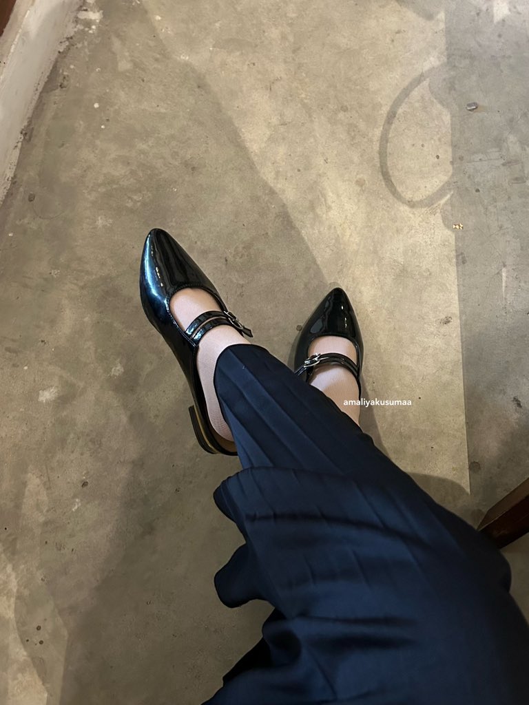BEST BUY BANGET NEMUIN NI MULES…😭🖤

modelnya simpel, warna itemnya elegan glossy gitu, jadi kelihatan sendal mahal kan ahahah padahal cuma 70ribu…

COCOK BUAT CARA FORMAL &amp; INFORMAL