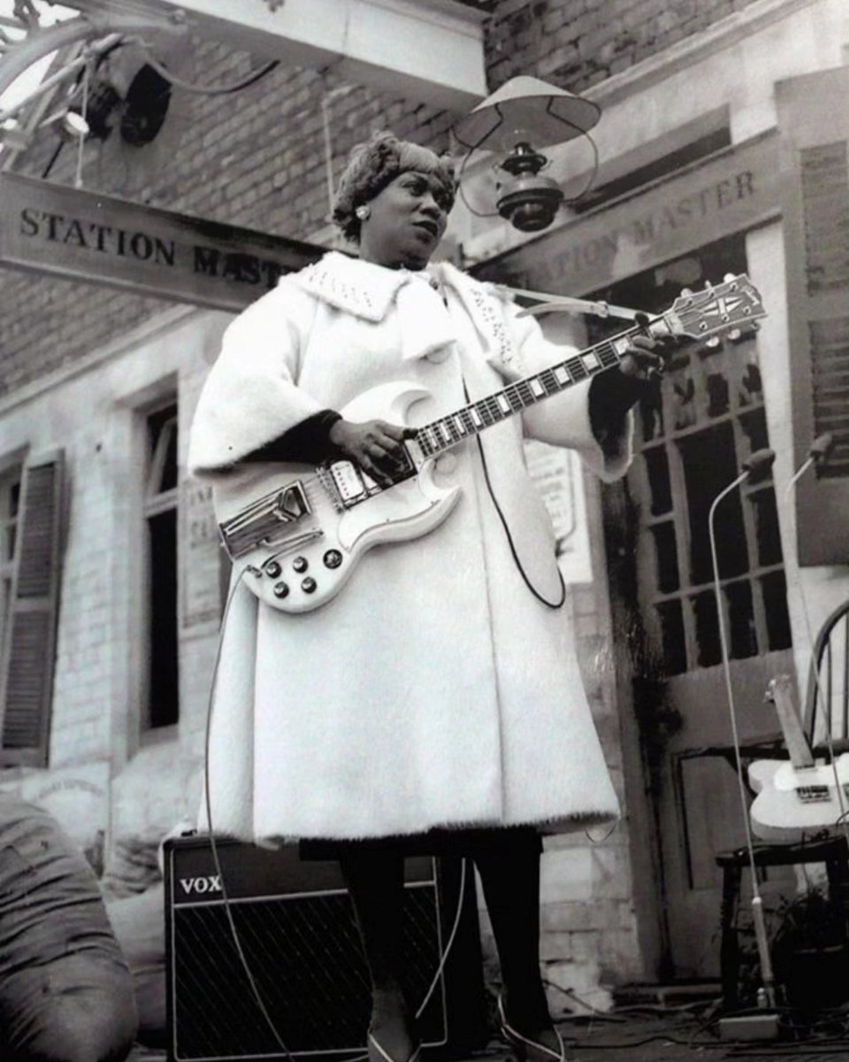 blackpanterabr's tweet photo. A MÃE DO ROCK N ROLL ERA UMA MULHER NEGRA.
SALVE SISTER ROSETTA!
SUA BENÇÃO!
NÃO VAMOS DEIXAR NINGUÉM ESQUECER!
O QUE SERIA DO MUNDO SEM A CULTURA PRETA? https://t.co/2NXyPsU3jv