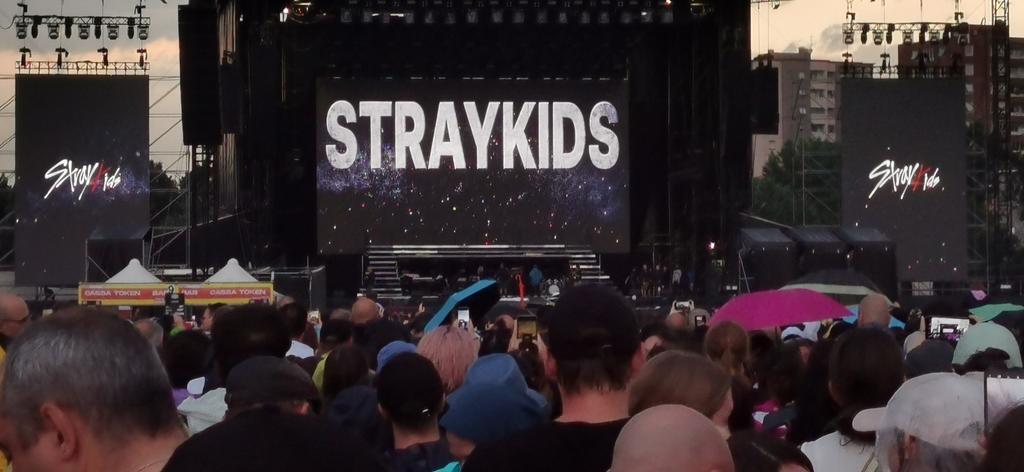 Sydeaale's tweet photo. Hier on était au concert de @StrayKidsGlobal à #Milan hyper cool, on a dansé, hurlé a s'en perdre la voix.
Meilleur moment, mon cadeau pour fêter mon diplôme de Master... Mon mémoire que j'ai cartonné...

C'était grave cool https://t.co/gGFnSZyN5r