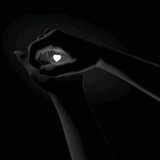 لا تخبروا الناس كذباً عن سهولة التخلى ، و إن في البعد نضج و قوة ، و إن الهجر راحة ..
 بل قولوا لهم قولاً حقاً ، و أخبروهم
 أن فراق الأحبة كسر للروح والقلب ، و أن القلوب تشيخ و تصبح مليئة بالتجاعيد و أن وجودك مع من تحب ، كقنديل مضيء فى عتمة قلبك قبل روحك....