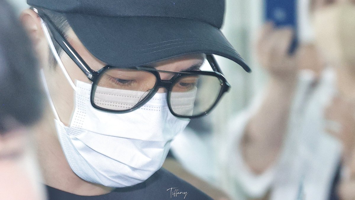 속눈썹 감상시간 😉

머리카락보다 속눈썹이 더 길겠다
그래도 머리 자르고 싶어하는 이떠해님 

#동해 #DONGHAE 
#슈퍼주니어 #SUPERJUNIOR