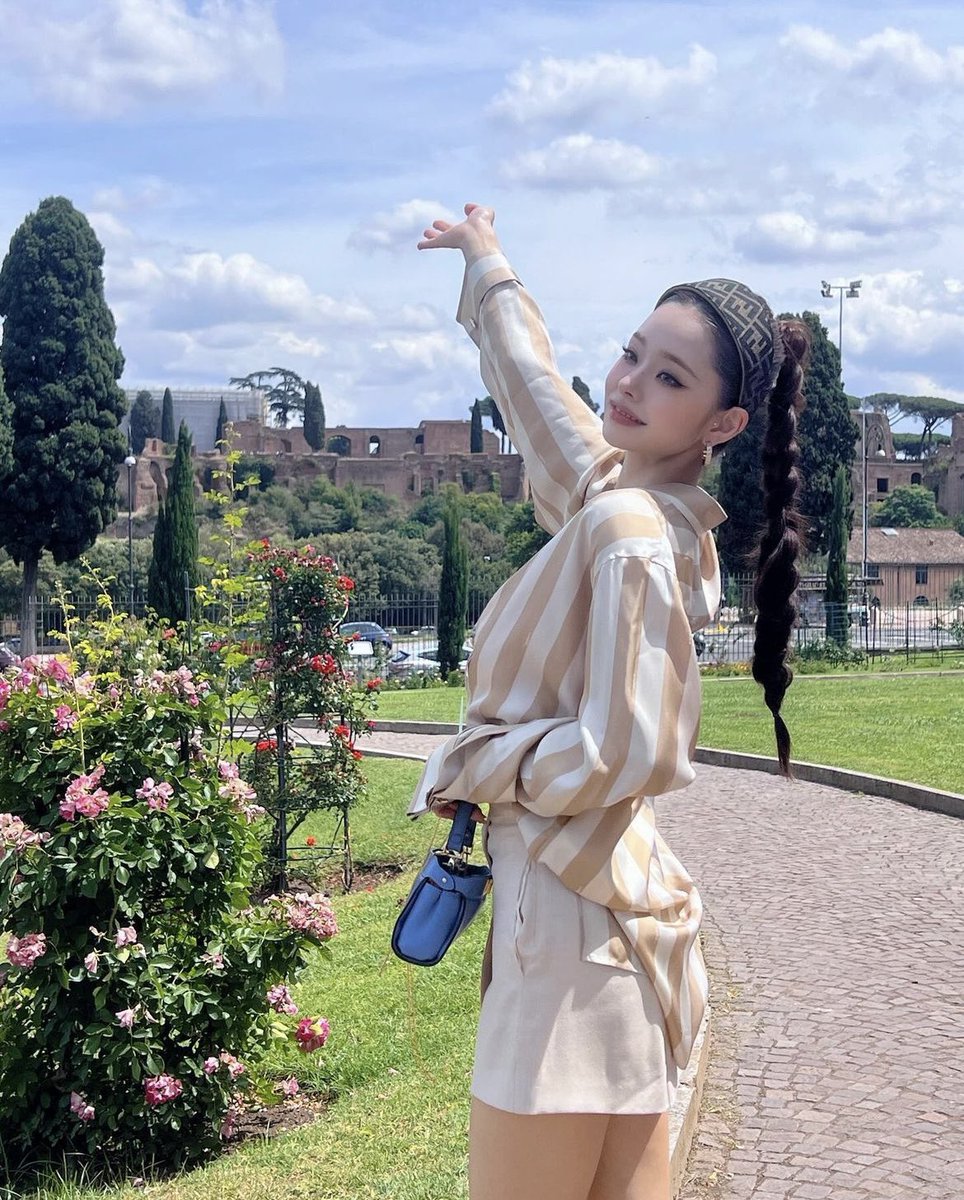 dispasse's tweet photo. the prettiest woman i have ever seen https://t.co/DBFtBQ9xuJ