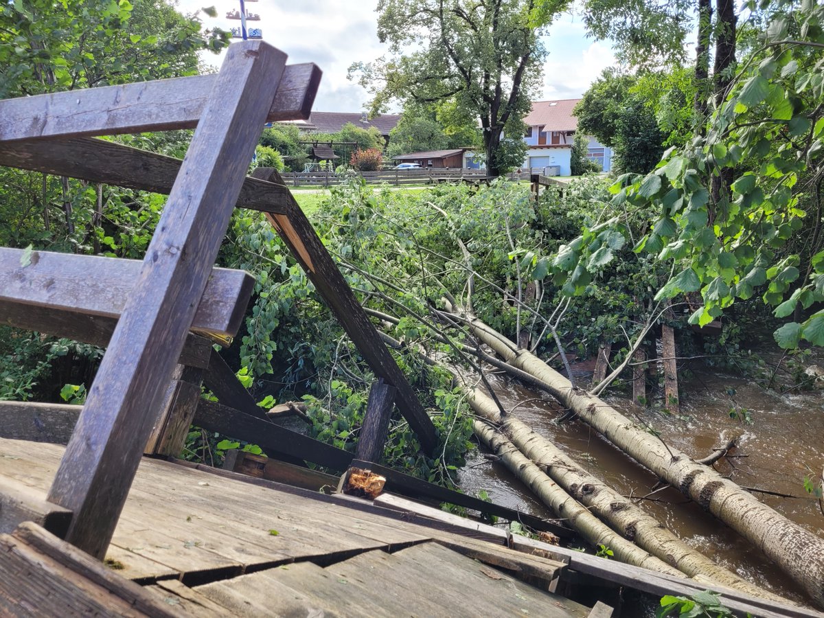 Reinthaler_G's tweet photo. Nach dem schweren #Unwetter gestern Abend in der Gemeinde #Eiselfing gehen die umfangreichen Aufräumarbeiten auch am heutigen Samstag weiter. Herzlichen Dank an die ehrenamtlichen Einsatzkräfte der #Feuerwehr und alle weiteren Helfer*innen! https://t.co/UiKbInWp80