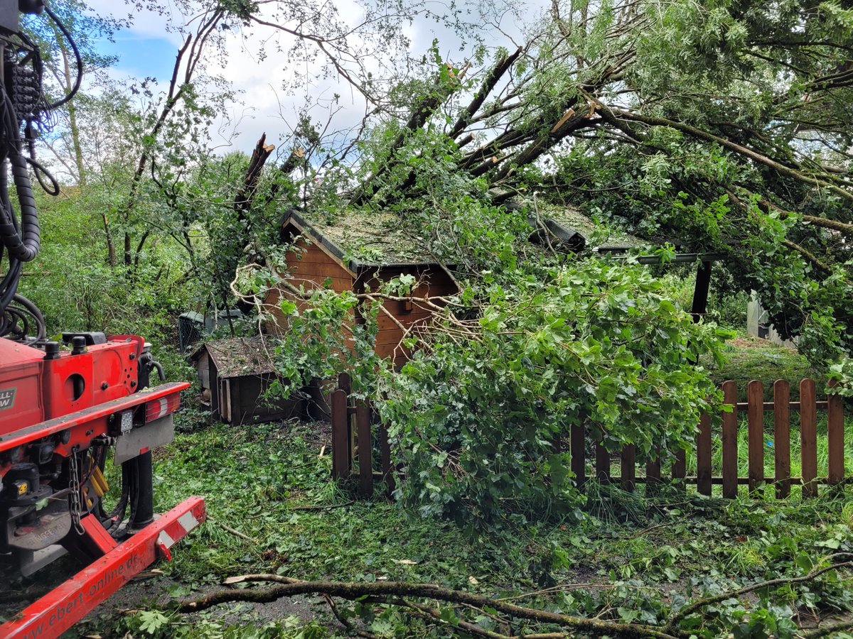 Reinthaler_G's tweet photo. Nach dem schweren #Unwetter gestern Abend in der Gemeinde #Eiselfing gehen die umfangreichen Aufräumarbeiten auch am heutigen Samstag weiter. Herzlichen Dank an die ehrenamtlichen Einsatzkräfte der #Feuerwehr und alle weiteren Helfer*innen! https://t.co/UiKbInWp80