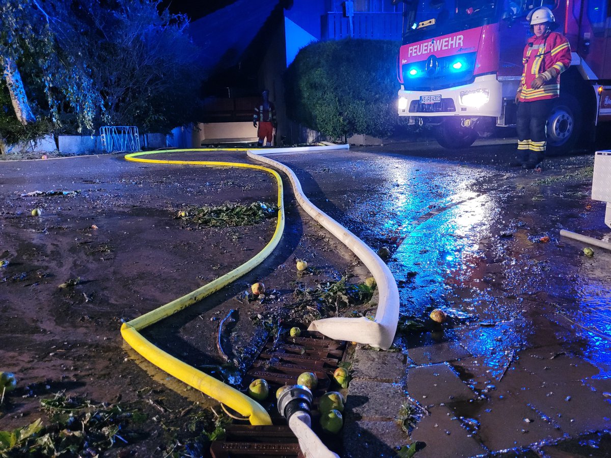 Reinthaler_G's tweet photo. Nach dem schweren #Unwetter gestern Abend in der Gemeinde #Eiselfing gehen die umfangreichen Aufräumarbeiten auch am heutigen Samstag weiter. Herzlichen Dank an die ehrenamtlichen Einsatzkräfte der #Feuerwehr und alle weiteren Helfer*innen! https://t.co/UiKbInWp80