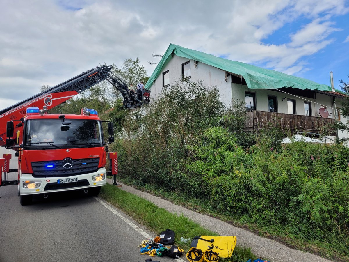 Reinthaler_G's tweet photo. Nach dem schweren #Unwetter gestern Abend in der Gemeinde #Eiselfing gehen die umfangreichen Aufräumarbeiten auch am heutigen Samstag weiter. Herzlichen Dank an die ehrenamtlichen Einsatzkräfte der #Feuerwehr und alle weiteren Helfer*innen! https://t.co/UiKbInWp80