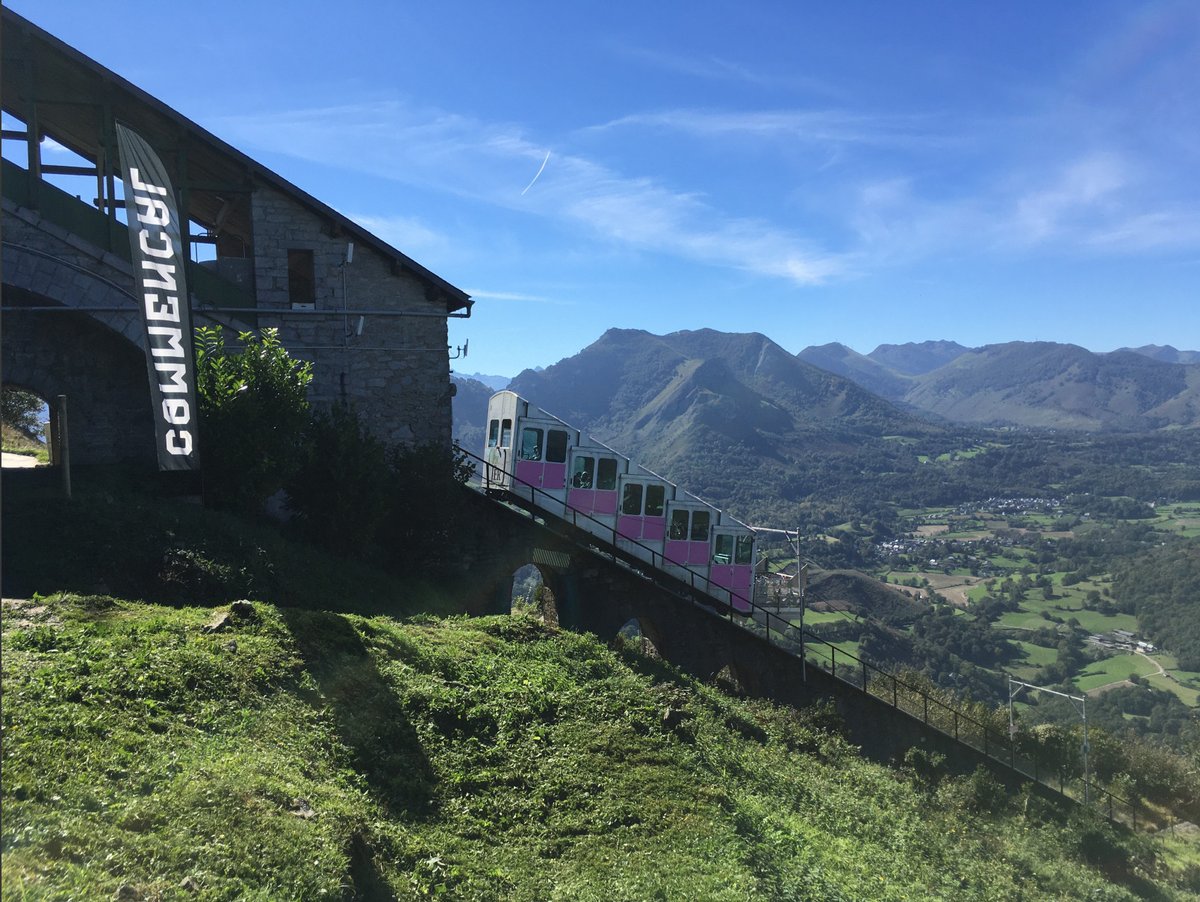 funimag's tweet photo. Et ça continue... traversée de Lourdes sans une seule image TV du funiculaire de Lourdes Pic du Jer 👏 🇫🇷 🚞 🚴♀️
#funiculaire #Lourdes #PicDuJer #HautesPyrénées @CyclingEve #lesRP @EdeisOfficiel https://t.co/TPvaukRrss