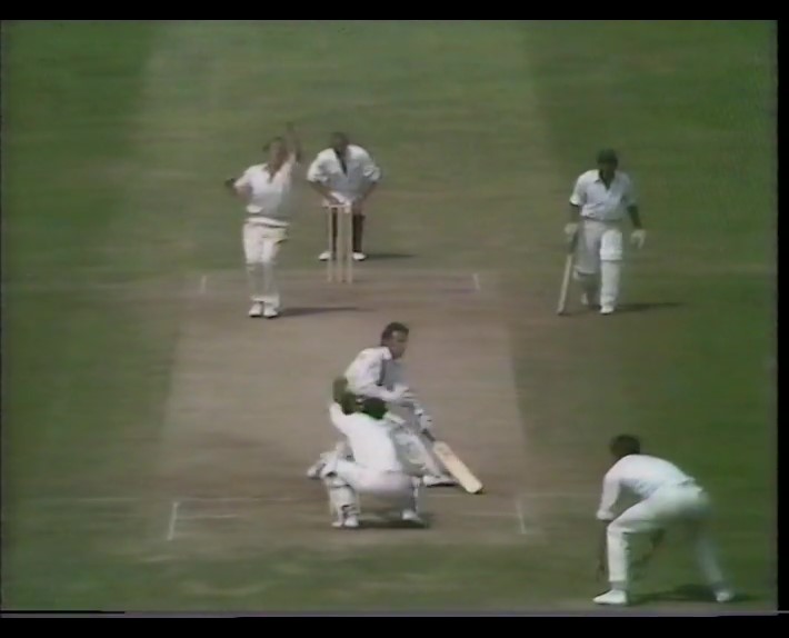 DarrenMordecai's tweet photo. #July13
ASIF IQBAL st ALAN KNOTT b NORMAN GIFFORD 33
ENGLAND v PAKISTAN 
3rd TEST MATCH 
DAY 5 
HEADINGLEY 
JULY 13 1971
Chasing 231 to win, Pakistan had reached 160-4....
https://t.co/FNIdOGqZIE via @YouTube https://t.co/Grfd23v7Tb