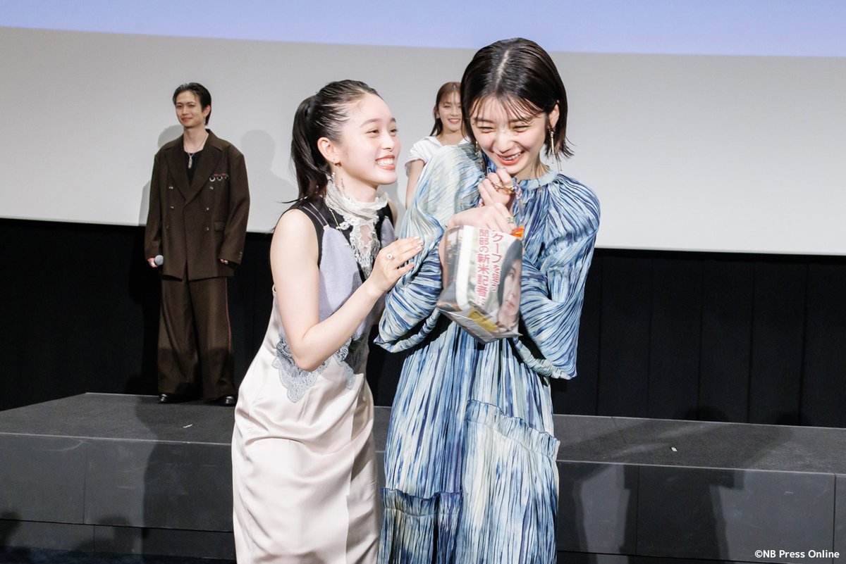NB_Press_Online's tweet photo. #藤吉夏鈴（#櫻坂46）がポン菓子を客席に配布！

フォトギャラリー＆動画レポート
映画『#新米記者トロッ子 私がやらねば誰がやる！』完成披露先行上映舞台挨拶
#髙石あかり #久間田琳加 #中井友望 #綱啓永 #髙嶋政宏
#小林啓一 監督

▶️ https://t.co/xVXT9Eb0WB https://t.co/JFTSXEd8Fx