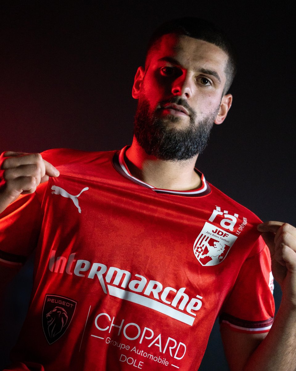 DoloisJura's tweet photo. La première arrivée estivale pour le JDF ➡️ il s'agit d'Hugo Voirol, défenseur qui nous vient de l'ASM Belfort 📊 ⚽

#TeamJDF 🔴⚪️ https://t.co/hAPvkq7kpL