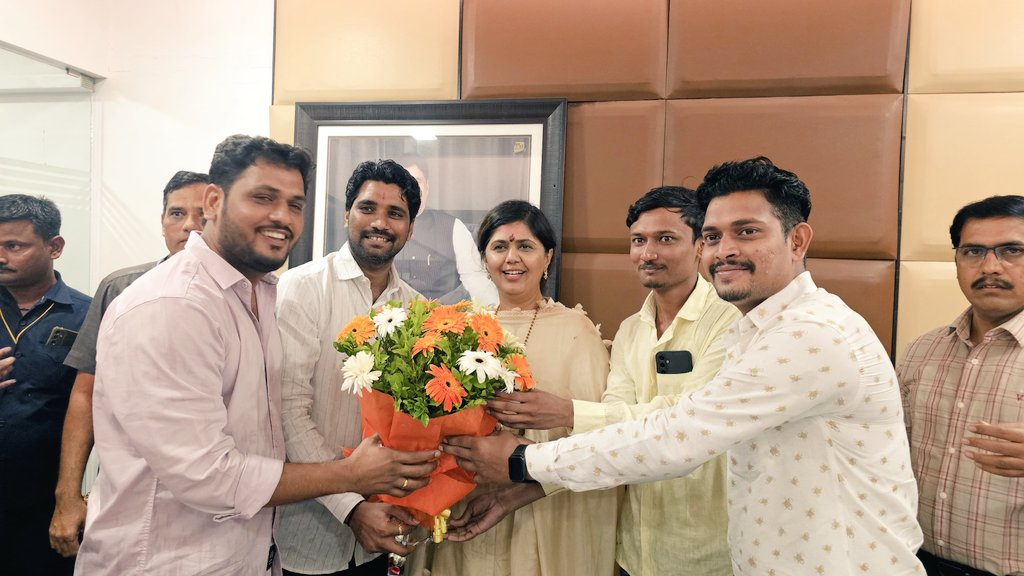 मुंबईतील संपर्क कार्यालयात राज्याच्या विविध भागातून आलेल्या असंख्य कार्यकर्त्यांनी विधानपरिषद निवडणुकीत मिळालेल्या यशासाठी माझे अभिनंदन केले. सर्वांच्या शुभेच्छा स्विकारल्या. सर्वांच्या सदिच्छा आणि शुभेच्छा माझ्यासाठी ऊर्जादायी आहेत...मनःपूर्वक आभार!