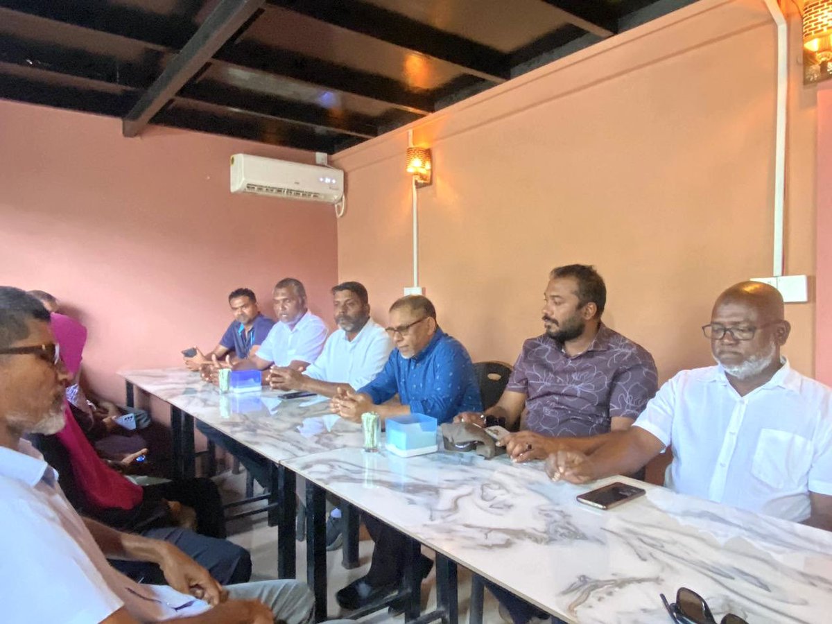 AsluSoora's tweet photo. ޕީޕީއެމް/ޕީއެންސީ ޓީމް ދ މާއެނބޫދޫ އަށް ވަޑައިގެން ދެ ޕާޓީގެ އިސްބޭފުޅުންނާ ބައްދަލުކުރެއްވުން
#PPMPNC
#DhiveheengeRaajje https://t.co/AplfLD2a7u
