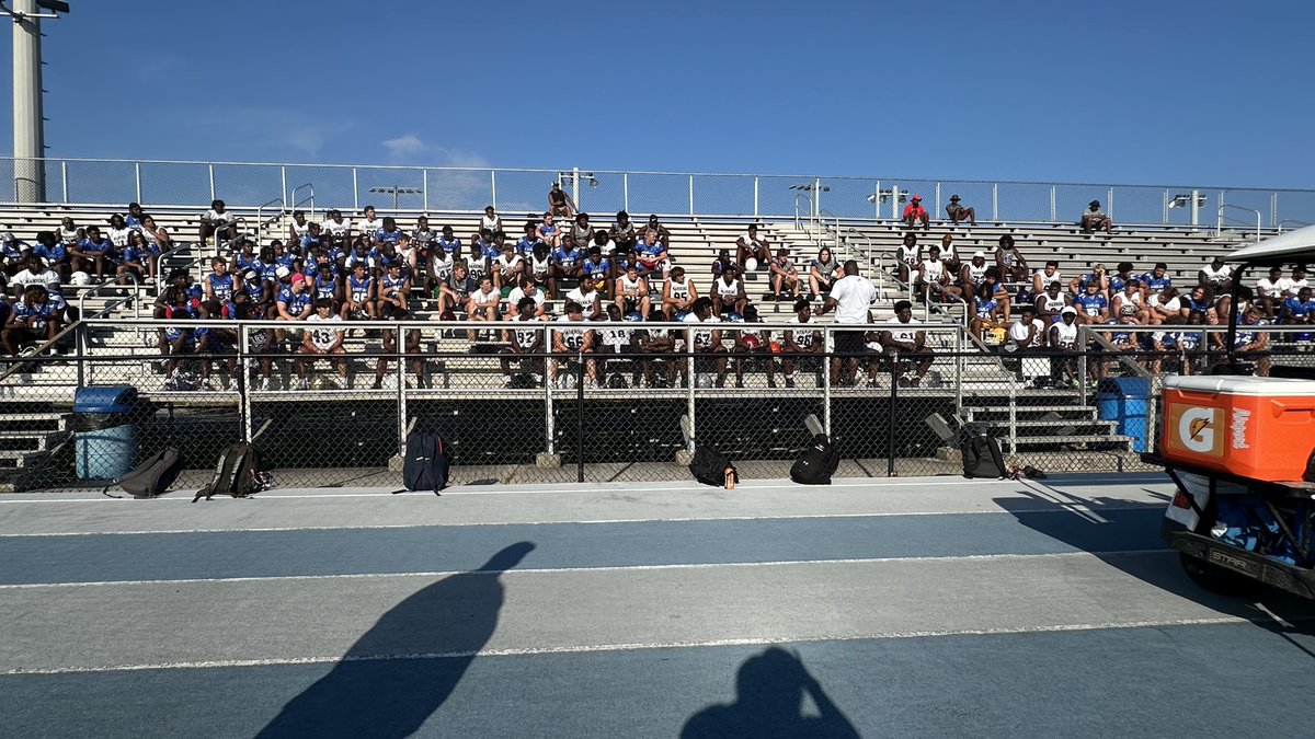 mrs_vfrierson's tweet photo. IT’S HOT OUT HERE GUYS BUT IM HERE ANYWAY!!!😎😎#ShrineBowl #HSBlitz https://t.co/AC6rn9seWJ