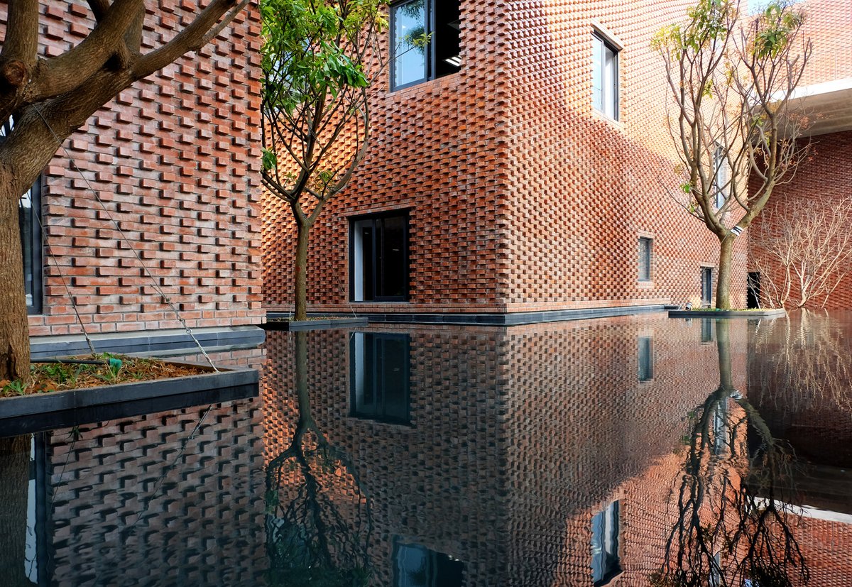 w_emerg's tweet photo. The Viettel Academy #Educational Center, designed by VTN Architects, #exemplifies this synergy. The approach focuses on #harmonizing with nature while optimizing functionality.  #ViettelAcademy #BiophilicDesign #Architectural #Innovation https://t.co/3MF6atErMU