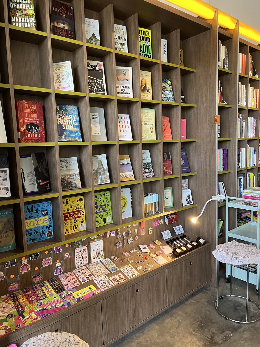 penerbitharu's tweet photo. Kalau kamu suka baca buku bahasa Inggris dan butuh workspace yang gak berisik, wajib banget mampir ke tempat ini!

Ada yang bisa tebak nama tempatnya? Kali ini Miru mau kasih #mirumendasi perpustakaan sekaligus workspace di kota Bandung @the__room19. https://t.co/klH5THtDwX