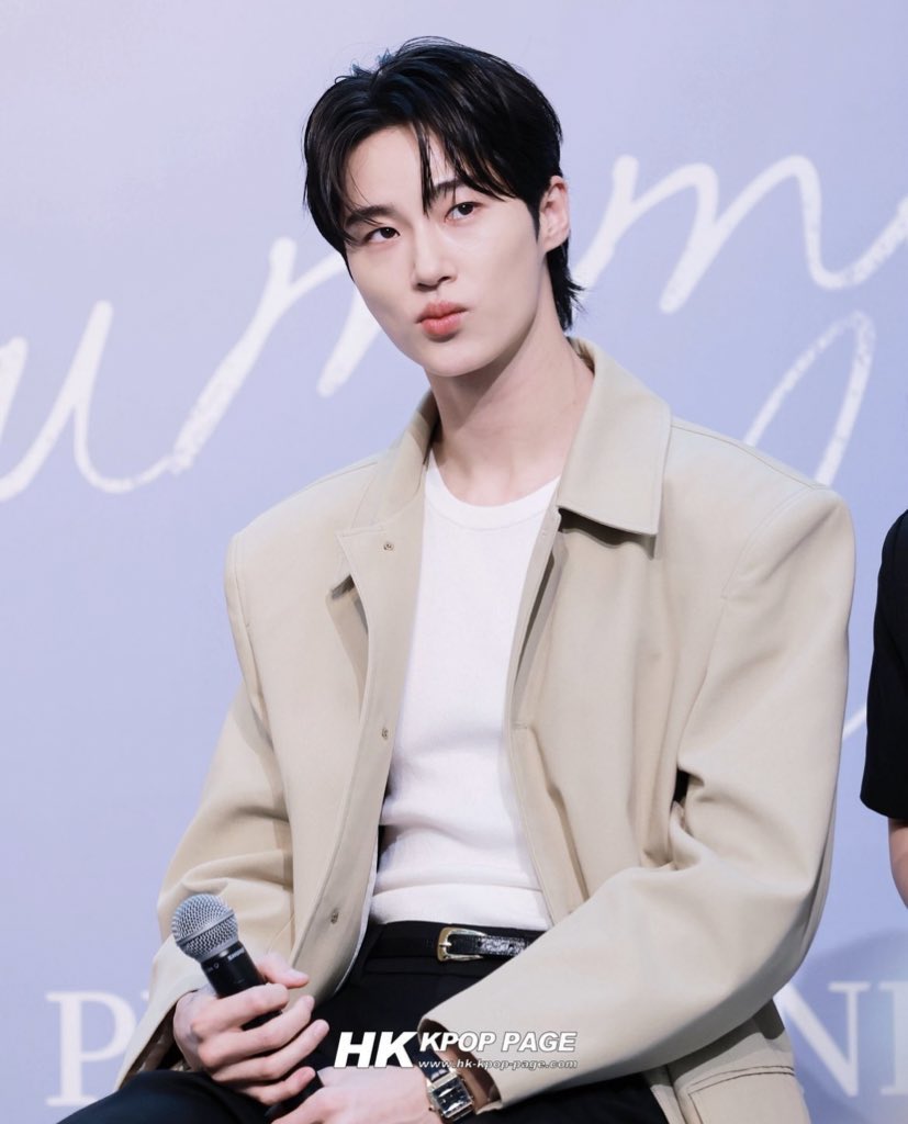 wooseokfiles's tweet photo. face card https://t.co/MQuVDgbr40