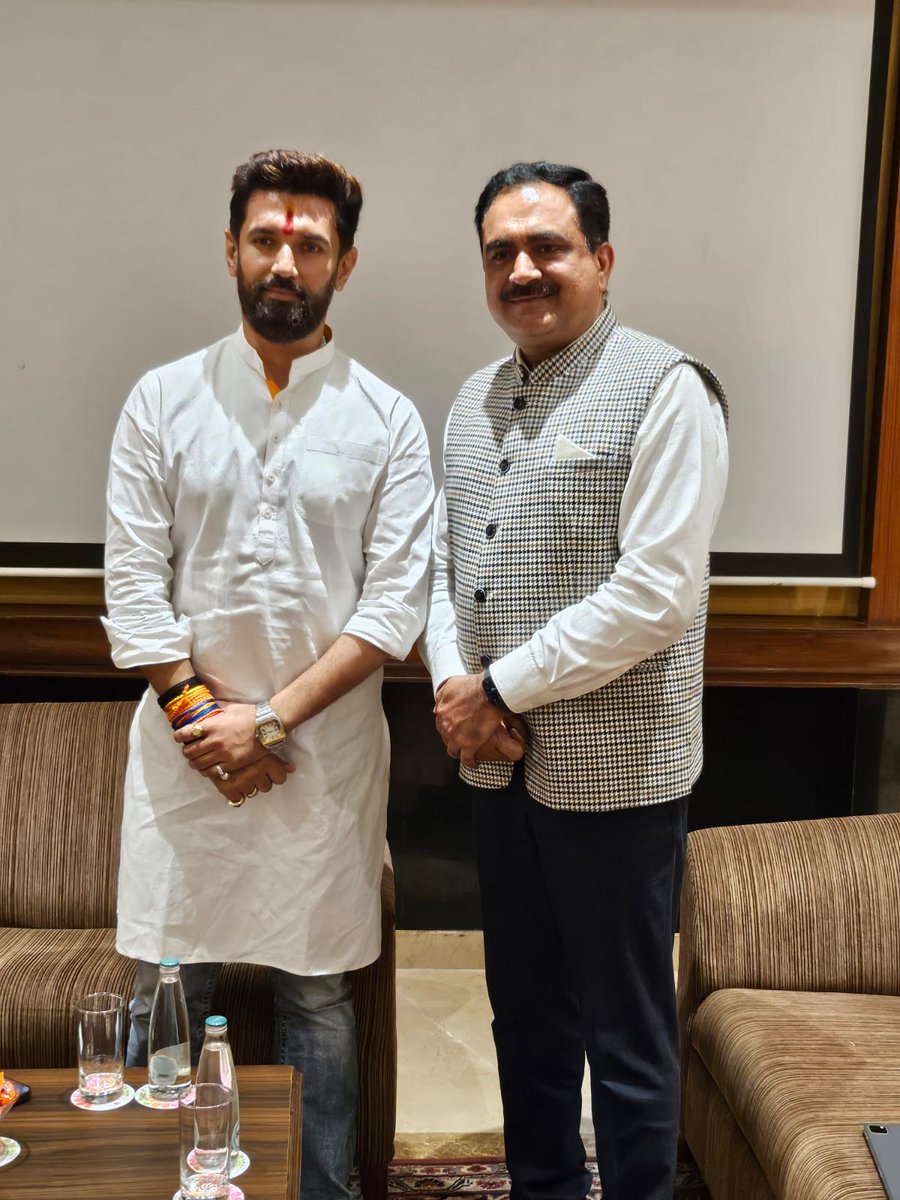 officeofchirag's tweet image. माननीय केंद्रीय मंत्री श्री @iChiragPaswan जी से आज 'गोदरेज़ इंडस्ट्रीज़ लिमिटेड एंड एसोसिएट कंपनीज़' के ग्रुप प्रेसिडेंट श्री राकेश स्वामी जी ने मुलाकात की, इस दौरान #MOFPI के साथ संभावित सहयोग संबंधित चर्चा की।
#ProcessingForProsperity