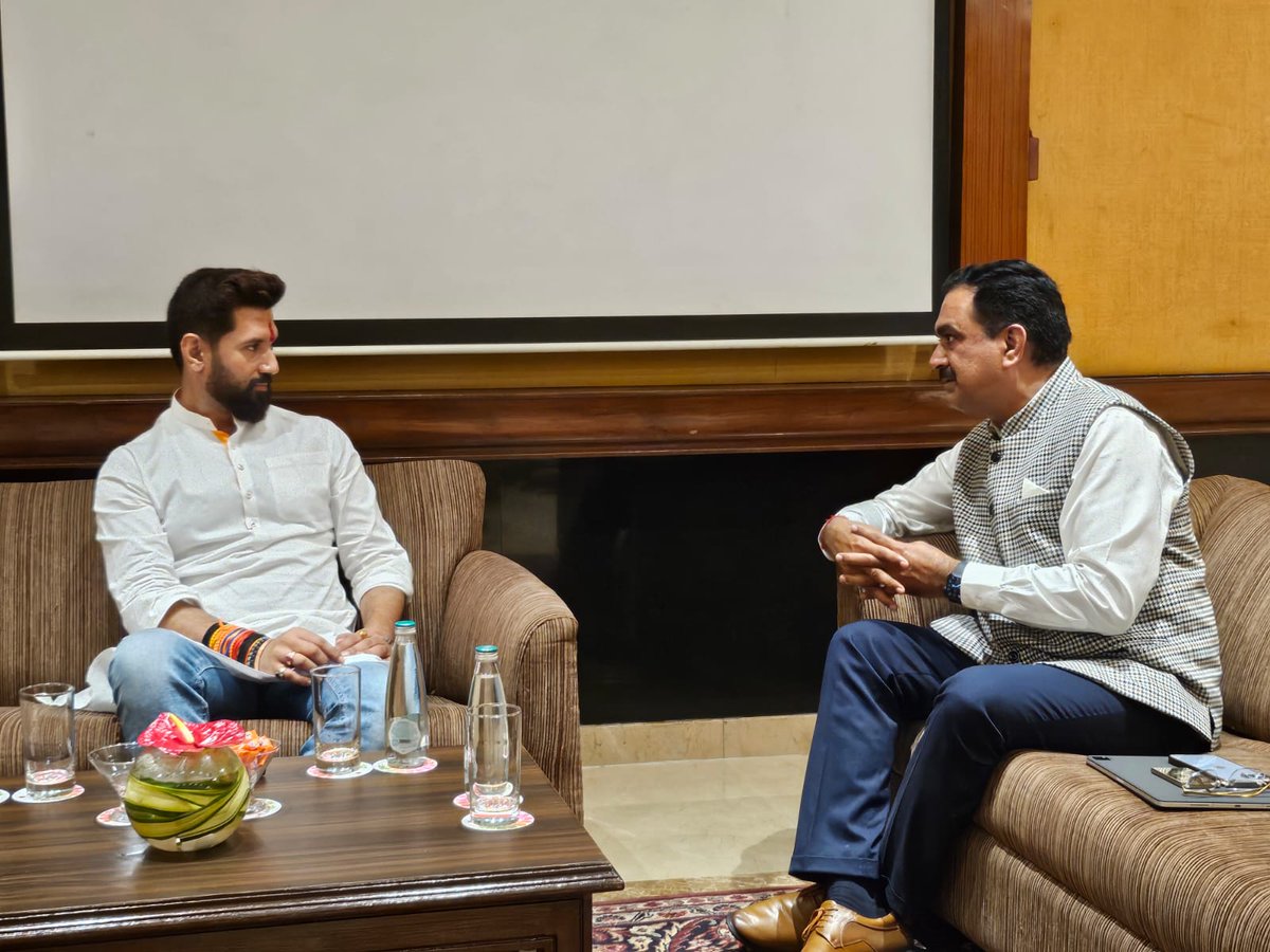 officeofchirag's tweet image. माननीय केंद्रीय मंत्री श्री @iChiragPaswan जी से आज 'गोदरेज़ इंडस्ट्रीज़ लिमिटेड एंड एसोसिएट कंपनीज़' के ग्रुप प्रेसिडेंट श्री राकेश स्वामी जी ने मुलाकात की, इस दौरान #MOFPI के साथ संभावित सहयोग संबंधित चर्चा की।
#ProcessingForProsperity