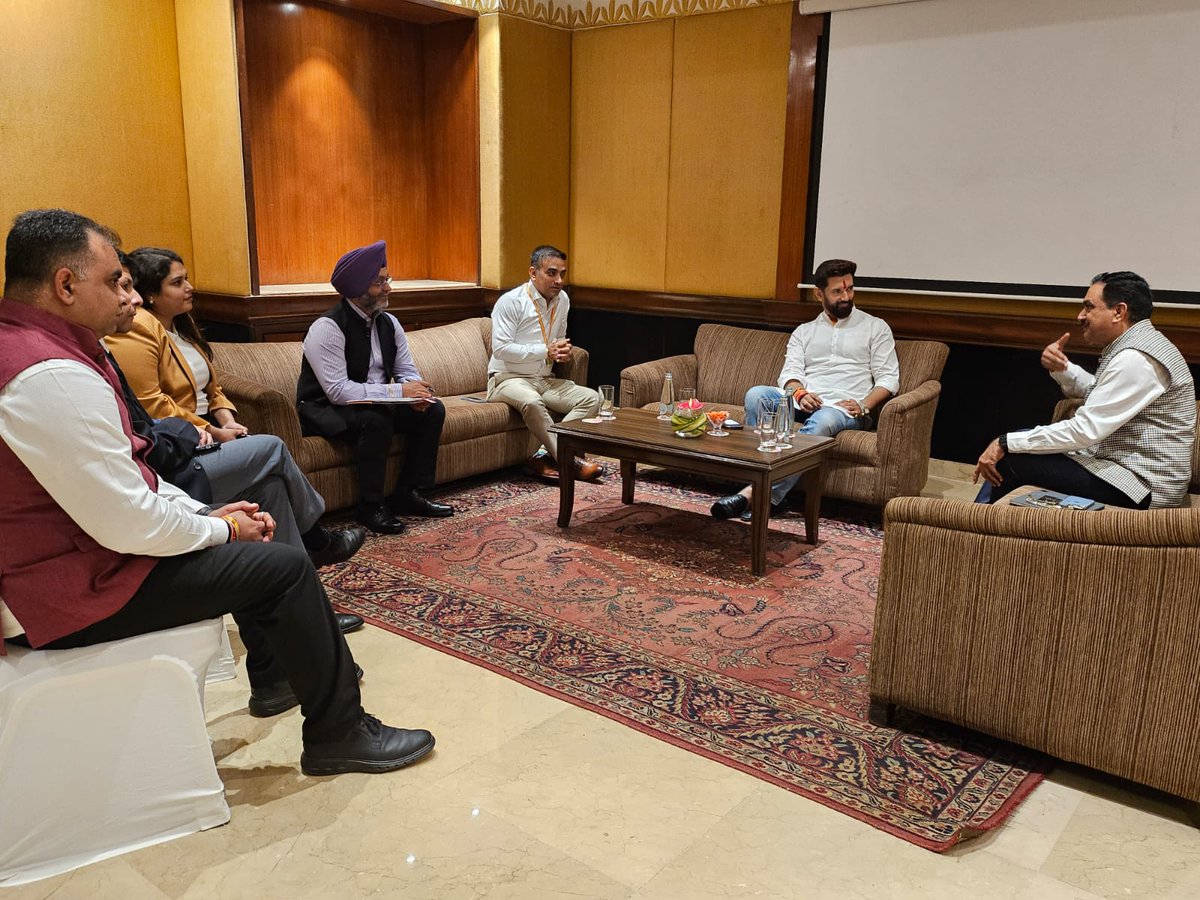 officeofchirag's tweet image. माननीय केंद्रीय मंत्री श्री @iChiragPaswan जी से आज 'गोदरेज़ इंडस्ट्रीज़ लिमिटेड एंड एसोसिएट कंपनीज़' के ग्रुप प्रेसिडेंट श्री राकेश स्वामी जी ने मुलाकात की, इस दौरान #MOFPI के साथ संभावित सहयोग संबंधित चर्चा की।
#ProcessingForProsperity