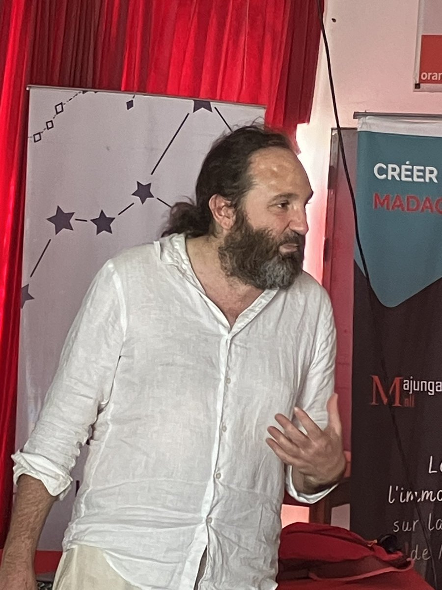 Mahajanga sous les ✨! En ce moment avec <a href="/AFMajunga/">AFM</a> <a href="/BouleySylvain/">Sylvain Bouley</a> <a href="/JP_Uzan/">Jean-Philippe Uzan</a> <a href="/DBaratoux/">David Baratoux</a> ! Émission reportage à retrouver bientôt sur <a href="/RFI/">RFI</a>mag @RFI #astronomie #madagascar 🔭🤩✨