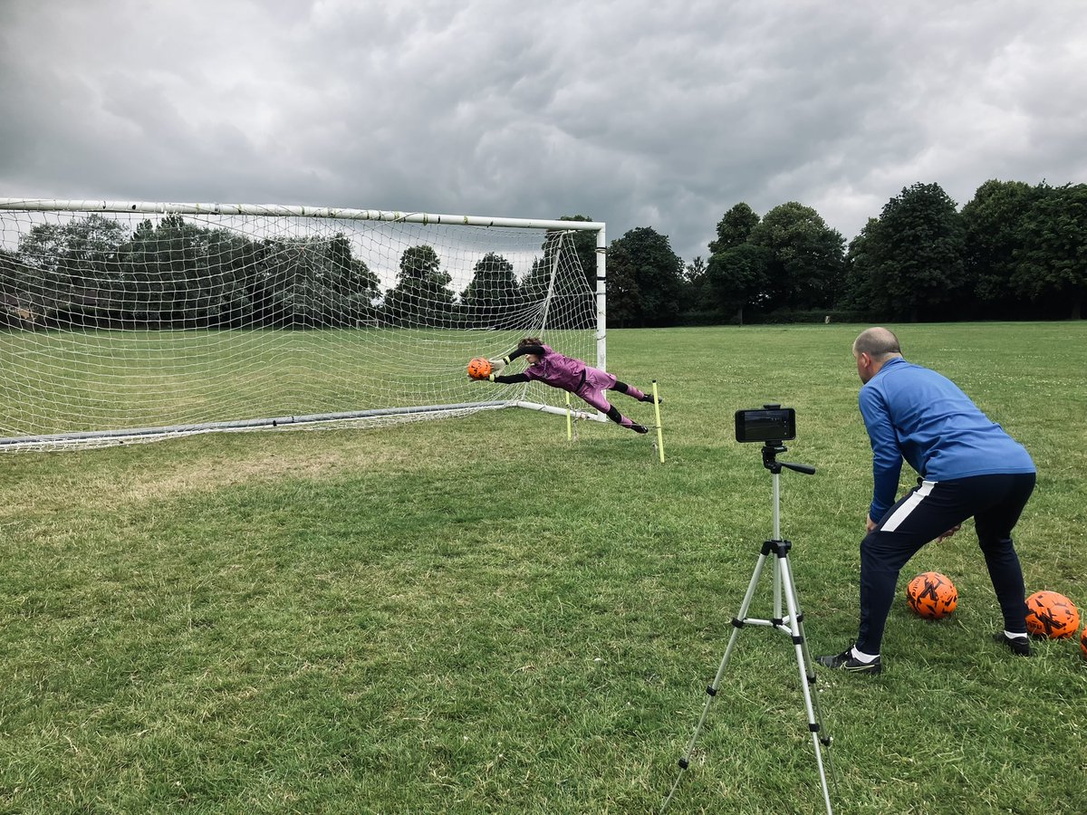 SmiffyGK's tweet photo. Excellent training session today with the indefatigable @CharlieRoberts6! More preseason capers and I even have the bruised finger to prove it 🤙 #LifeOfAGoalkeeper #EyeOfTheTiger #GKUnion #GK https://t.co/1Eal8RSXV1