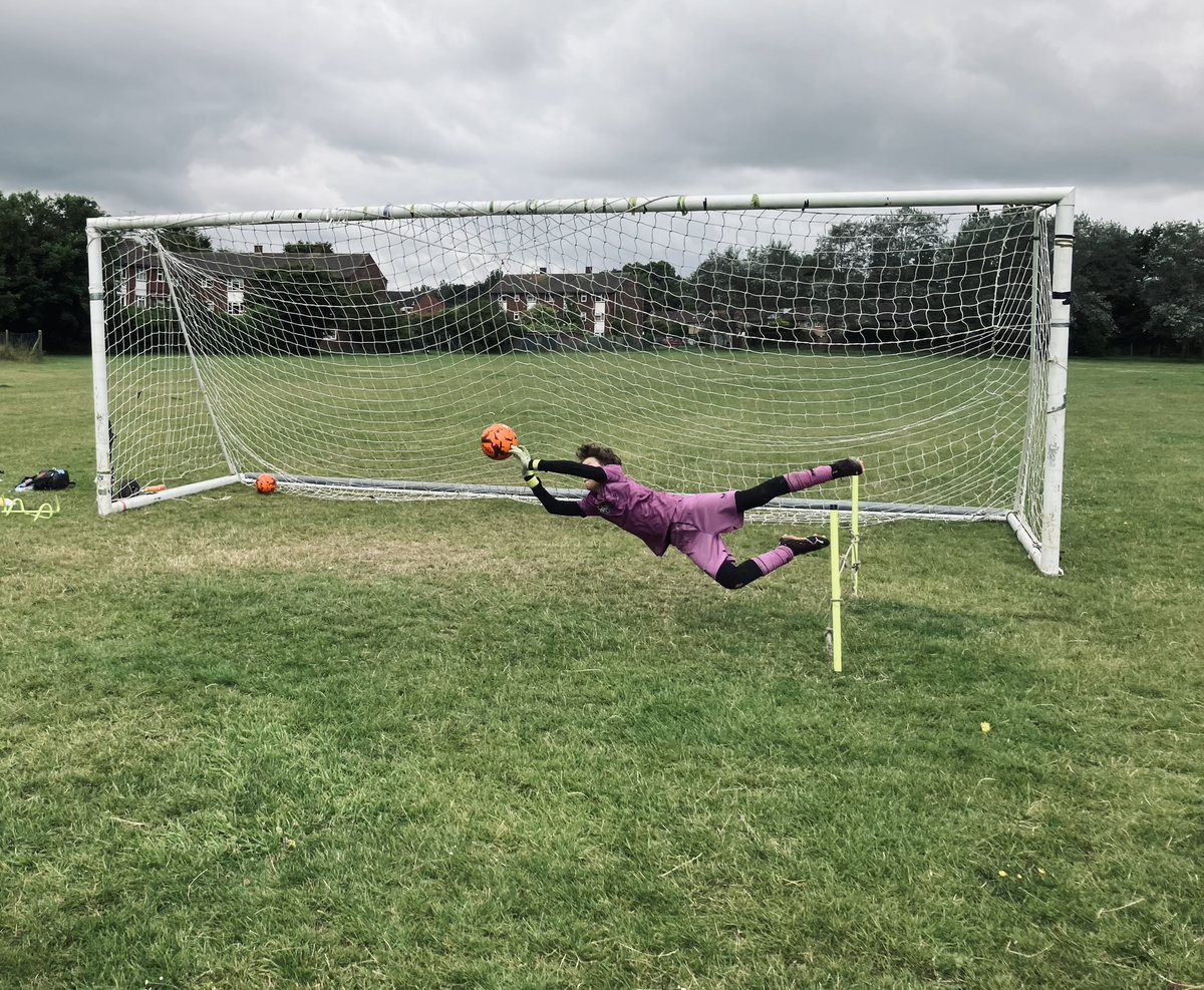 SmiffyGK's tweet photo. Excellent training session today with the indefatigable @CharlieRoberts6! More preseason capers and I even have the bruised finger to prove it 🤙 #LifeOfAGoalkeeper #EyeOfTheTiger #GKUnion #GK https://t.co/1Eal8RSXV1