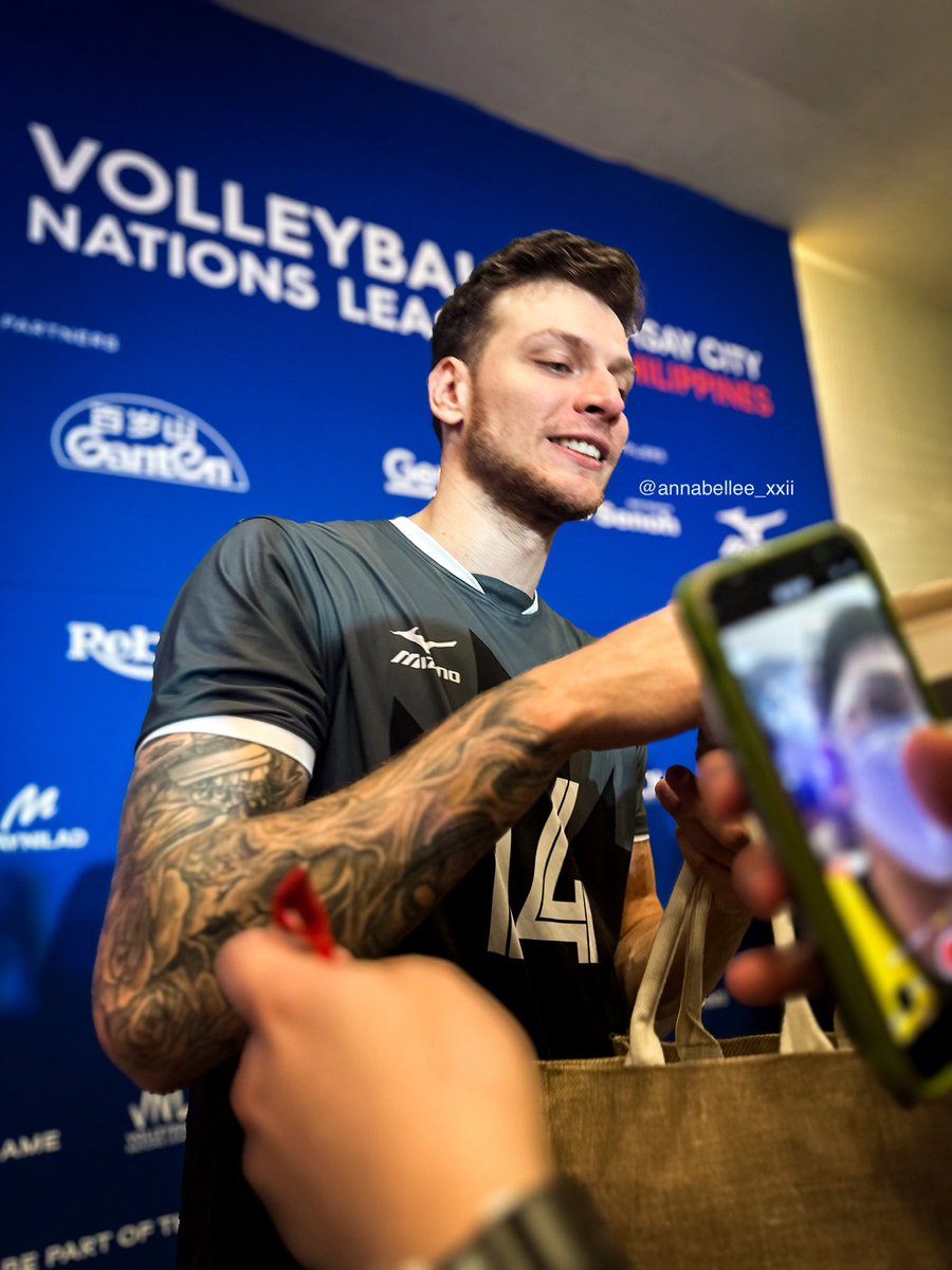 annabellee_xxii's tweet photo. ARTHUR SZWARC IN THE FANZONE 🇨🇦🍁
#vnl #vnlph #vnl2024 #maplevolleys #arthurszwarc https://t.co/Th4MzKunLm