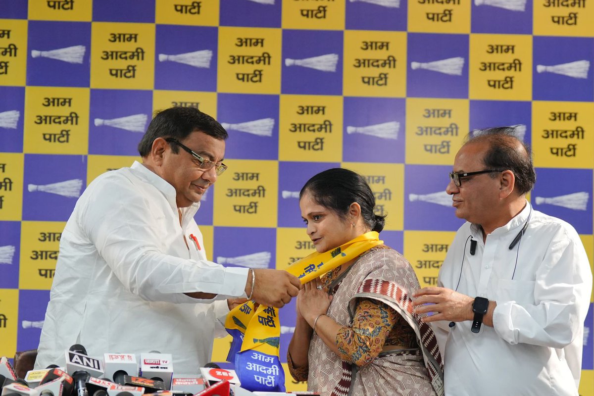 HaryanaKesari's tweet photo. आम आदमी पार्टी को मिली बड़ी मजबूती। पूर्व मंत्री व सांसद चौधरी शेर सिंह की बेटी गीता चौधरी AAP में शामिल हुईं। पार्टी प्रदेशाध्यक्ष डा. सुशील गुप्ता ने पटका पहनाकर उनका पार्टी में स्वागत किया।

#SushilGupta #AamAadmiParty #haryanaaap #GeetaChaudhary

@DrSushilKrGupta @AAPHaryana https://t.co/Hnvazg03ns
