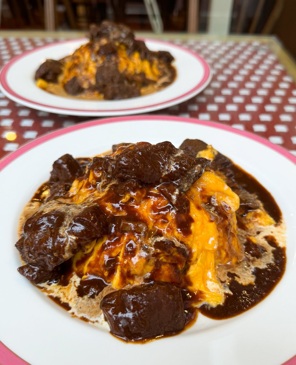 muni_gurume's tweet photo. 【洋食ムチュ】
@東京：学芸大学駅から徒歩4分

柔らかい牛タンをゴロゴロ盛り込んだオムライスが人気のお店！歯が必要ないくらい柔らかく煮込まれた黒毛和牛の牛タンが絶���で、コクのあるデミグラスを纏わせると最高。半熟オムライスとの相性も抜群で、数量限定かつランチ限定の裏メニューです！ https://t.co/3s0XRhubGD