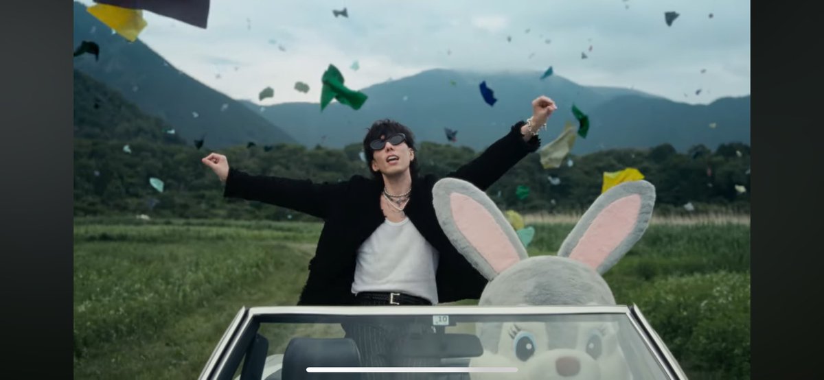 YojiNoda1's tweet photo. Thanks for watching the Video😎🌹
Hope you guys enjoyed it.
When I imagined this scene and wanted to shoot it, ended up using the Sumo wrestler parade car to explain it to the staff.
この「後部座席の上に乗って歌うシーンを撮りたい」を説明するのに苦労して、関取の方の優勝パレード画像を使ってスタッフに説明させて頂いたのでした。

https://t.co/NRUAUztHGM