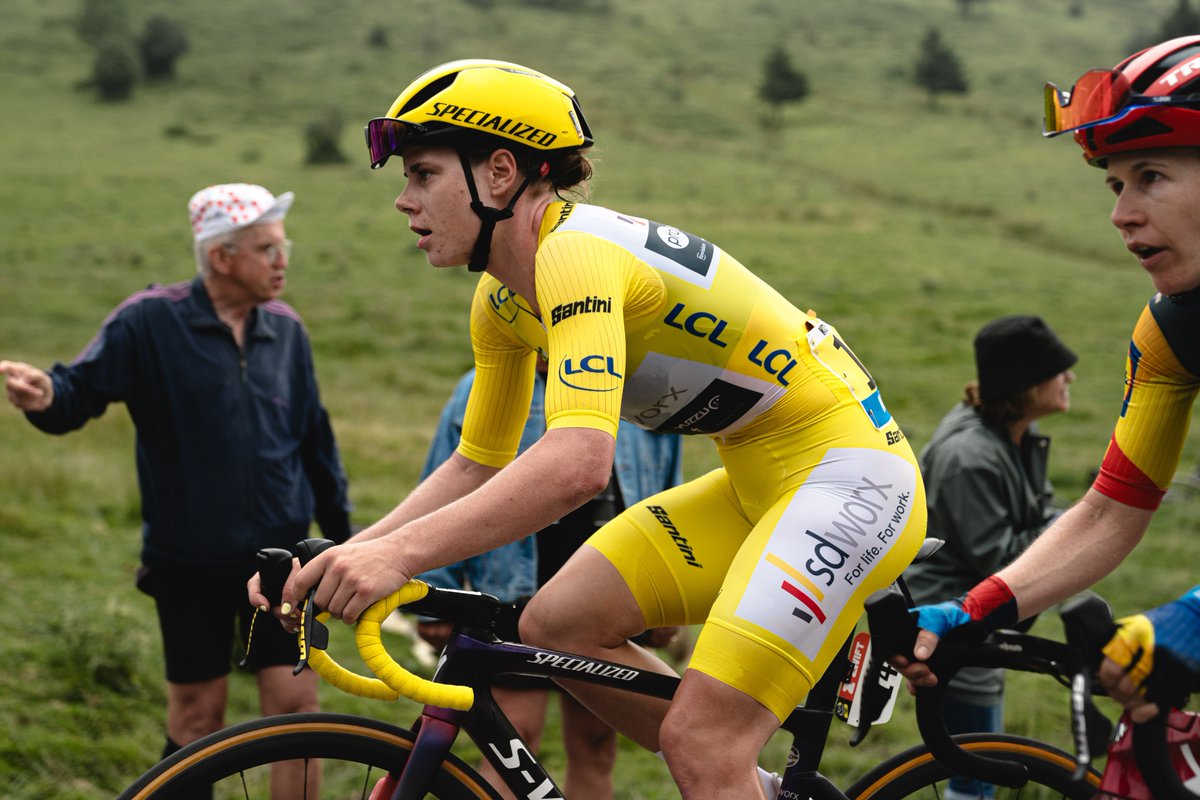 LeTourFemmes's tweet photo. ⛰️ @LeTour arrives on the slopes of the Tourmalet, some good memories of the #TDFF2023 where 🇳🇱 @demivollering won and took the @MaillotjauneLCL 💛
⛰️ @LeTour arrive sur les pentes du Tourmalet, de très bons souvenirs sur le #TDFF2023 où 🇳🇱 @demivollering s’était imposée et avait pris le @MaillotjauneLCL 💛