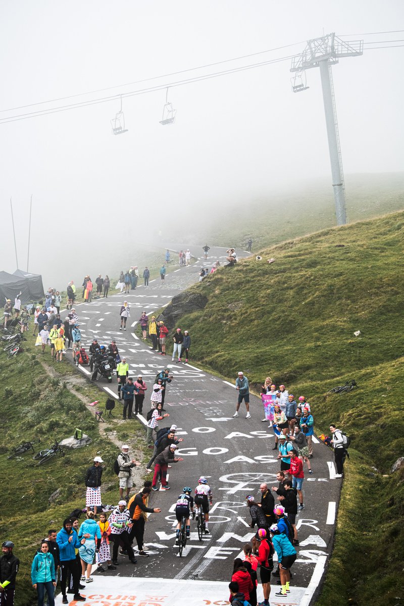 LeTourFemmes's tweet photo. ⛰️ @LeTour arrives on the slopes of the Tourmalet, some good memories of the #TDFF2023 where 🇳🇱 @demivollering won and took the @MaillotjauneLCL 💛
⛰️ @LeTour arrive sur les pentes du Tourmalet, de très bons souvenirs sur le #TDFF2023 où 🇳🇱 @demivollering s’était imposée et avait pris le @MaillotjauneLCL 💛