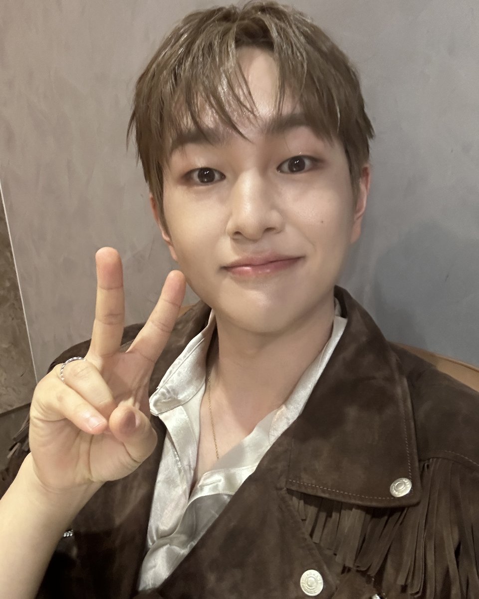 ONEW_GRIFFIN's tweet photo. 🥰🥰🥰

#온유 #ONEW #GUESS #ONEW_GUESS https://t.co/ELyhed5bJI