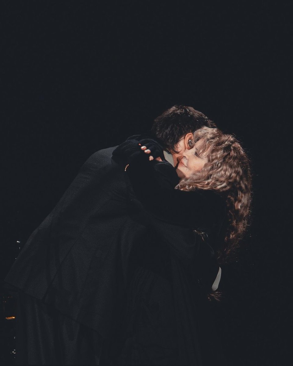 axlsugar's tweet photo. you look like stevie nicks in '75… https://t.co/x5k8YYvL26