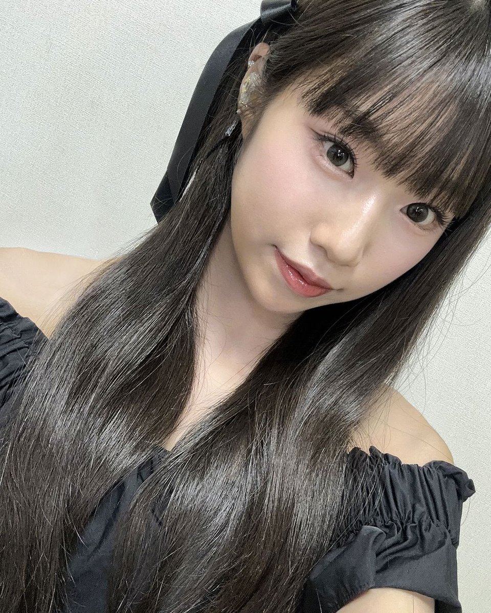 𔘓 𓈒 My sleek, shiny hair and gentle smile radiate a graceful and elegant vibe. The black ribbon in my hair adds a touch of sophistication that complements my off-shoulder dress. Every detail is perfectly in place, and I feel like I’m shining bright on stage! ✰ ⨟