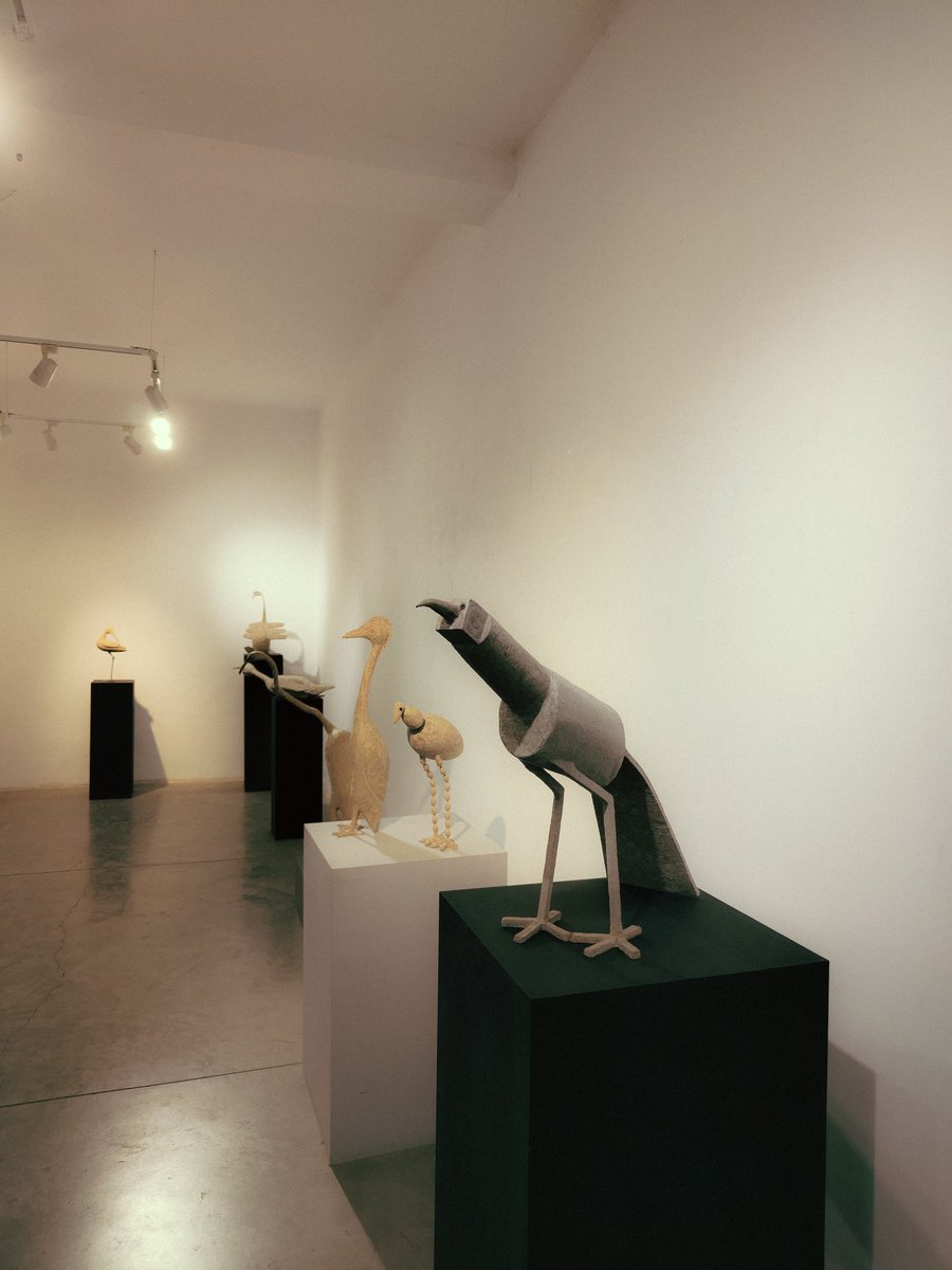 fromAliff's tweet photo. ( 1/3 ) Ali Baharlu's "Forbidden Flight" collection features bird sculptures with #minimalistic abstraction, suggesting they are unable to fly, thus deprived of their fundamental ability. 1-3 https://t.co/Ttyu9W1cXW