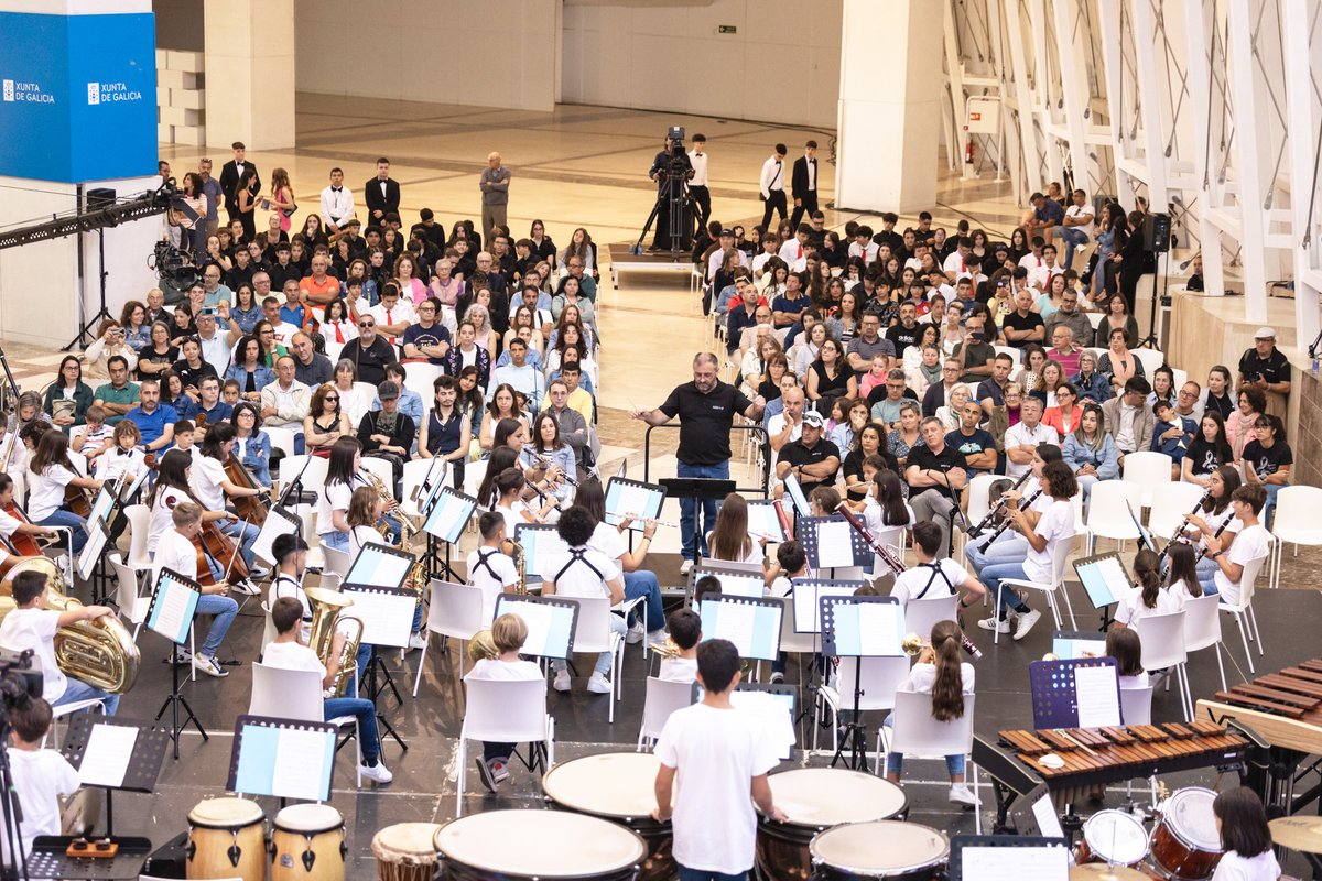 CulturaXunta's tweet photo. 🎶A música non deixou de soar na @CidadedaCultura, que acolleu hoxe a sétima edición do Festival de Bandas Infantís e Xuvenís de Galicia da @FGBMP 

Da man do #CulturON,  tocaron 12 bandas que sumaron máis de 550 mozos de toda Galicia

ℹ️https://t.co/NhUxsUbqMt https://t.co/JbQA6bRUCc