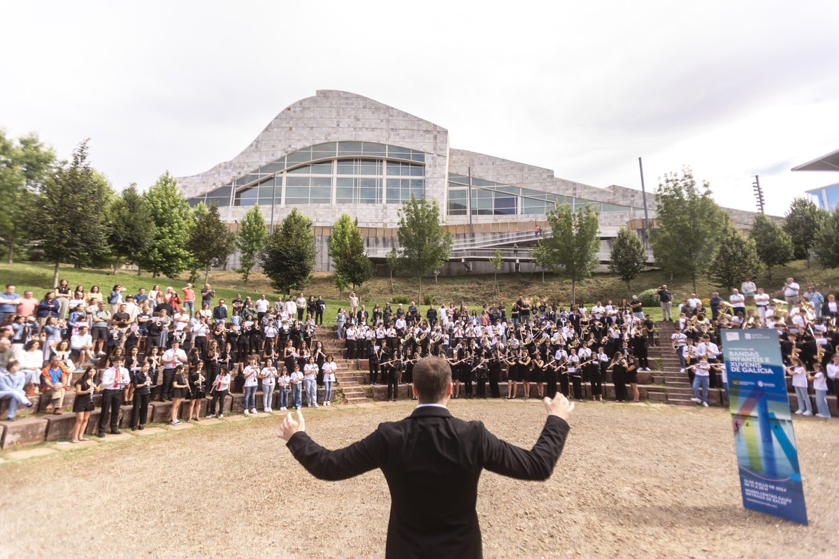 CulturaXunta's tweet photo. 🎶A música non deixou de soar na @CidadedaCultura, que acolleu hoxe a sétima edición do Festival de Bandas Infantís e Xuvenís de Galicia da @FGBMP 

Da man do #CulturON,  tocaron 12 bandas que sumaron máis de 550 mozos de toda Galicia

ℹ️https://t.co/NhUxsUbqMt https://t.co/JbQA6bRUCc