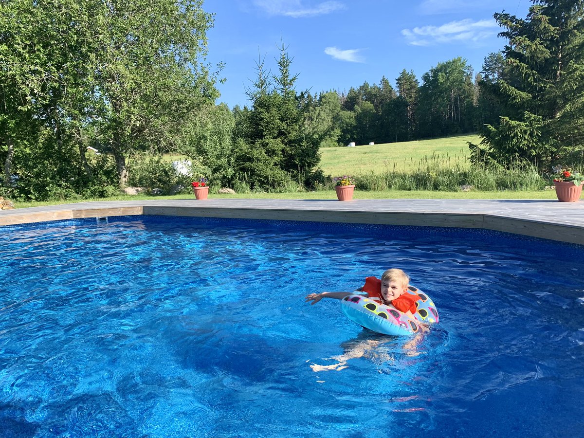 fridelina_music's tweet image. Had a blast at a birthday party, followed by a refreshing dip in the pool. 🥳🎉🏊 #goodtimes #party #poolfun