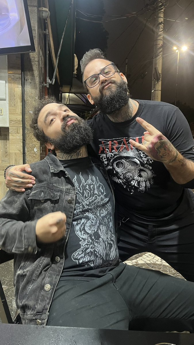 HistoryVini's tweet photo. Selos que surgiram no mesmo ano, quase nos mesmos lançamentos, histórias intermináveis, fofoca pra caralho. Depois de 8 anos rolou o encontro do Today is Friday in Califórnia com @bradorecords https://t.co/3DzOsrMH2i