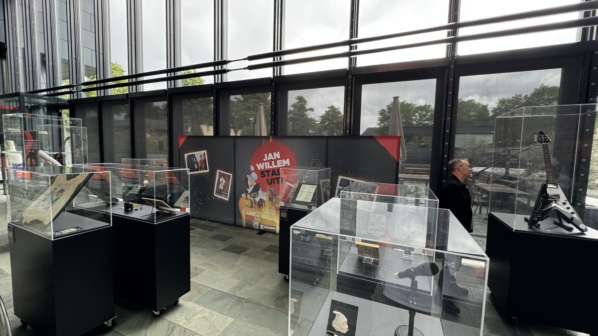 🌩️ Robin 🌩️ · (@donderwolkje) on Twitter photo Wat leuk! Die expositie van <a href="/jwstartop/">Jan-Willem Start Op!</a>! Bizar dat mensen zulke bijzondere trofeeën in hun huis hebben. Erg leuk om gezien te hebben!
<a href="/jeroenkidv/">Jeroen Kijk in de Vegte</a> <a href="/JWRoodbeen/">Jan-Willem Roodbeen</a> <a href="/NPORadio2/">NPO Radio 2</a> Wat leuk! Die expositie van <a href="/jwstartop/">Jan-Willem Start Op!</a>! Bizar dat mensen zulke bijzondere trofeeën in hun huis hebben. Erg leuk om gezien te hebben!
<a href="/jeroenkidv/">Jeroen Kijk in de Vegte</a> <a href="/JWRoodbeen/">Jan-Willem Roodbeen</a> <a href="/NPORadio2/">NPO Radio 2</a>